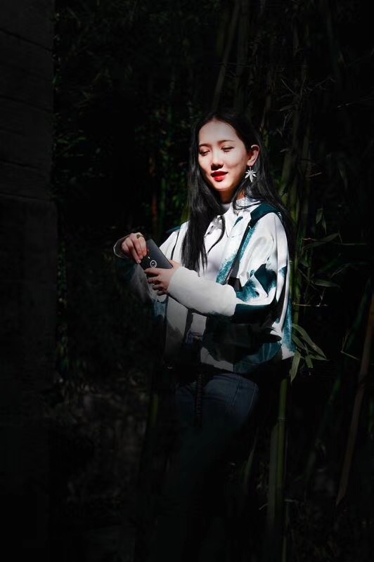 月夜下的小姑娘,在静静地等人(图) 月夜下的小姑娘,在静静地等人(图)