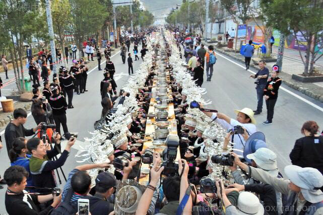 庆祝苗年,3000苗女着盛装同吃一桌饭(图) 庆祝苗年,3000苗女着盛装同吃一桌饭(图)
