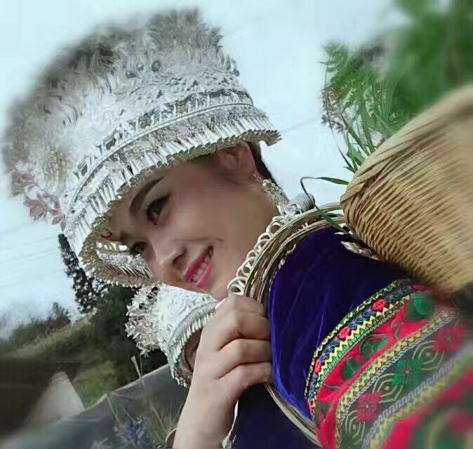 庆祝苗年,3000苗女着盛装同吃一桌饭(图) 庆祝苗年,3000苗女着盛装同吃一桌饭(图)