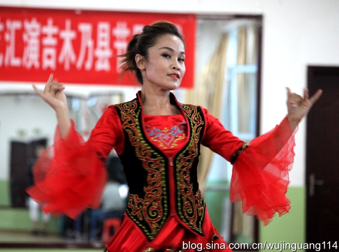 实拍:新疆吉木乃县文工团的哈萨克族演员(图) 实拍:新疆吉木乃县文工团的哈萨克族演员(图)