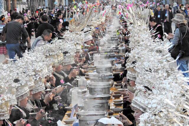 庆祝苗年,3000苗女着盛装同吃一桌饭(图) 庆祝苗年,3000苗女着盛装同吃一桌饭(图)