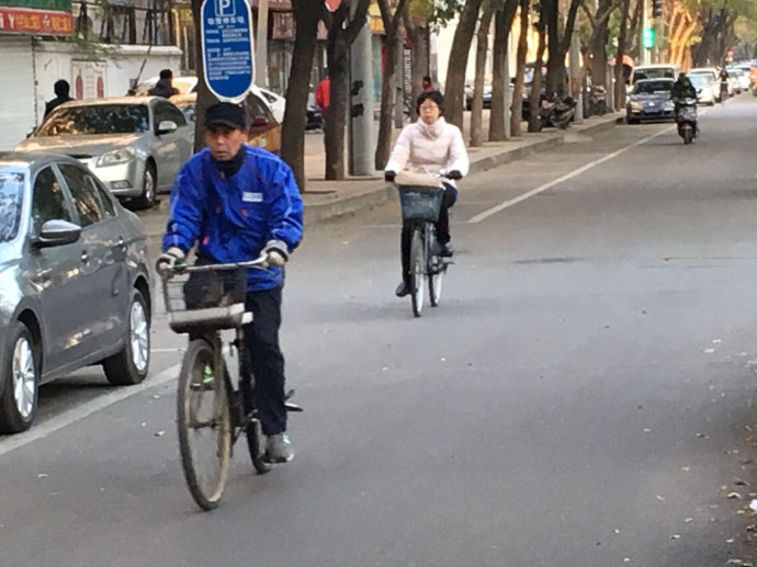 实拍:京城气温骤降,行人冻成狗(图) 实拍:京城气温骤降,行人冻成狗(图)