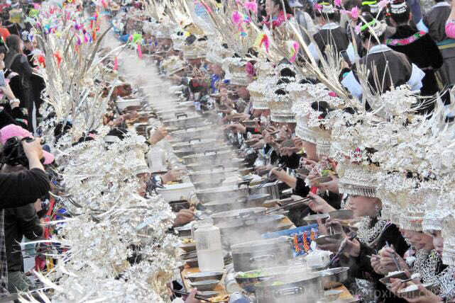 庆祝苗年,3000苗女着盛装同吃一桌饭(图) 庆祝苗年,3000苗女着盛装同吃一桌饭(图)