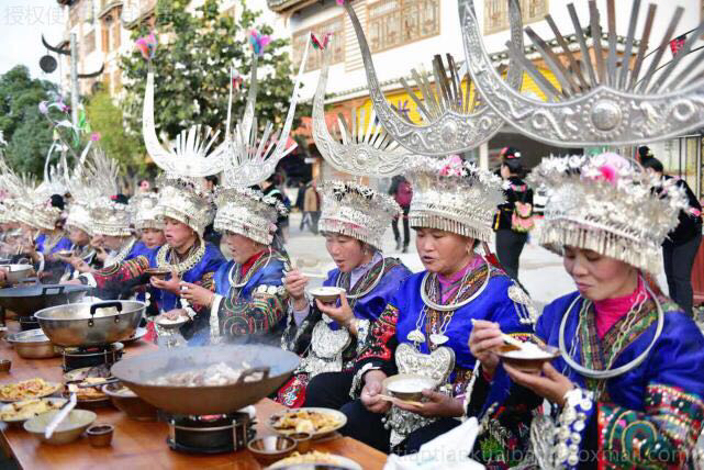 庆祝苗年,3000苗女着盛装同吃一桌饭(图) 庆祝苗年,3000苗女着盛装同吃一桌饭(图)