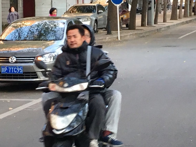 实拍:京城气温骤降,行人冻成狗(图) 实拍:京城气温骤降,行人冻成狗(图)