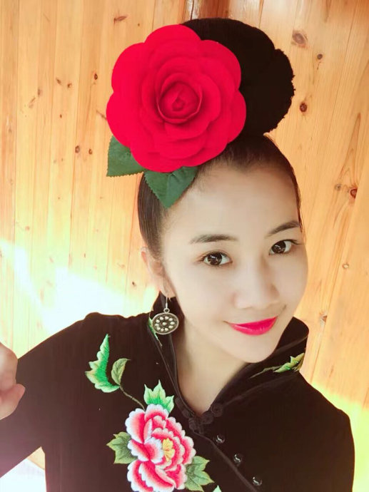 庆祝苗年,3000苗女着盛装同吃一桌饭(图) 庆祝苗年,3000苗女着盛装同吃一桌饭(图)