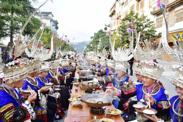 庆祝苗年,3000苗女着盛装同吃一桌饭(图) 庆祝苗年,3000苗女着盛装同吃一桌饭(图)
