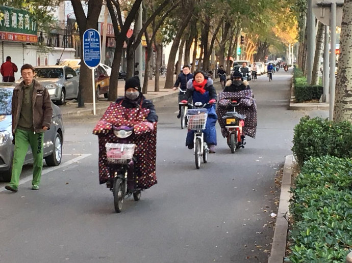 实拍:京城气温骤降,行人冻成狗(图) 实拍:京城气温骤降,行人冻成狗(图)
