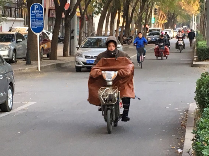 实拍:京城气温骤降,行人冻成狗(图) 实拍:京城气温骤降,行人冻成狗(图)