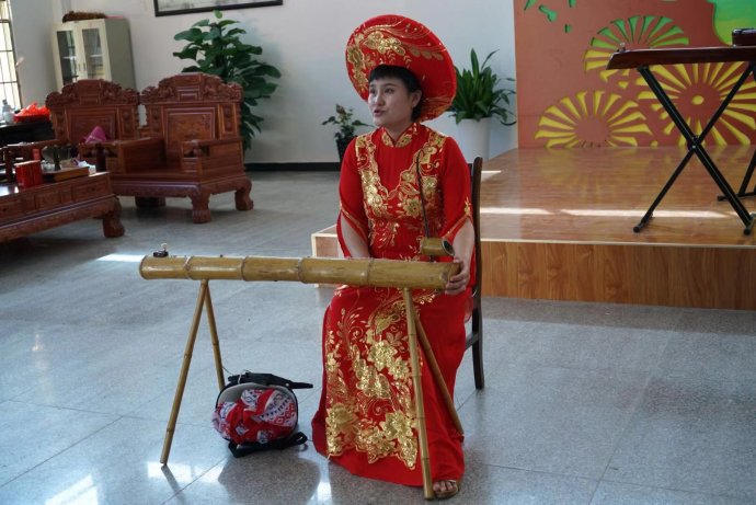 传承独弦琴的京族哈妹组合们(图) 传承独弦琴的京族哈妹组合们(图)