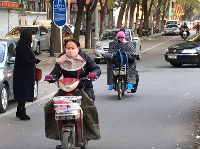 实拍:京城气温骤降,行人冻成狗(图) 实拍:京城气温骤降,行人冻成狗(图)