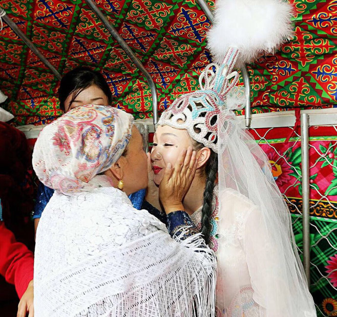 希奇:塔吉克族婚礼上女人和女人亲嘴(图) 希奇:塔吉克族婚礼上女人和女人亲嘴(图)