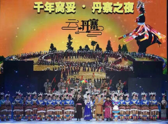 庆祝苗年,3000苗女着盛装同吃一桌饭(图) 庆祝苗年,3000苗女着盛装同吃一桌饭(图)