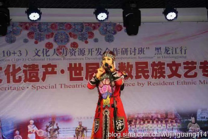 赫哲族表演萨满舞蹈的女艺人(图) 赫哲族表演萨满舞蹈的女艺人(图)