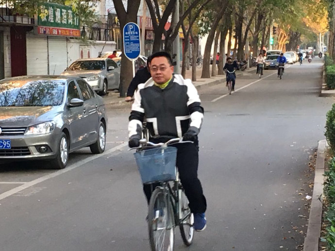 实拍:京城气温骤降,行人冻成狗(图) 实拍:京城气温骤降,行人冻成狗(图)