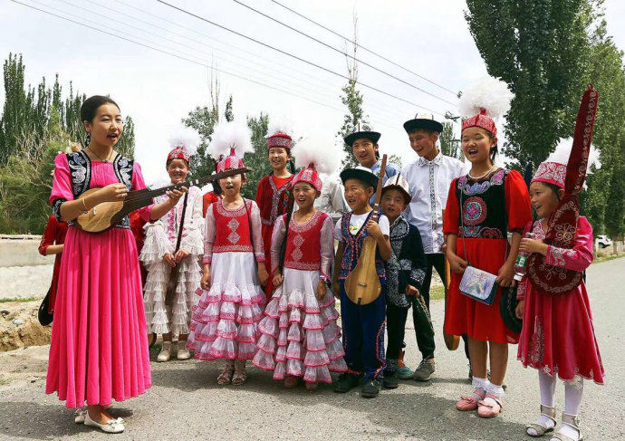 希奇:塔吉克族婚礼上女人和女人亲嘴(图) 希奇:塔吉克族婚礼上女人和女人亲嘴(图)