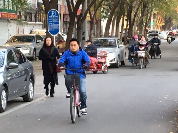 实拍:京城气温骤降,行人冻成狗(图) 实拍:京城气温骤降,行人冻成狗(图)