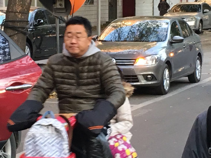 实拍:京城气温骤降,行人冻成狗(图) 实拍:京城气温骤降,行人冻成狗(图)