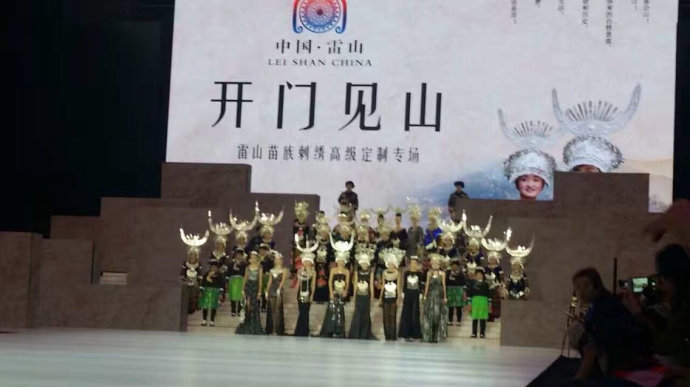 庆祝苗年,3000苗女着盛装同吃一桌饭(图) 庆祝苗年,3000苗女着盛装同吃一桌饭(图)