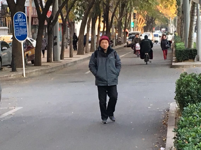实拍:京城气温骤降,行人冻成狗(图) 实拍:京城气温骤降,行人冻成狗(图)