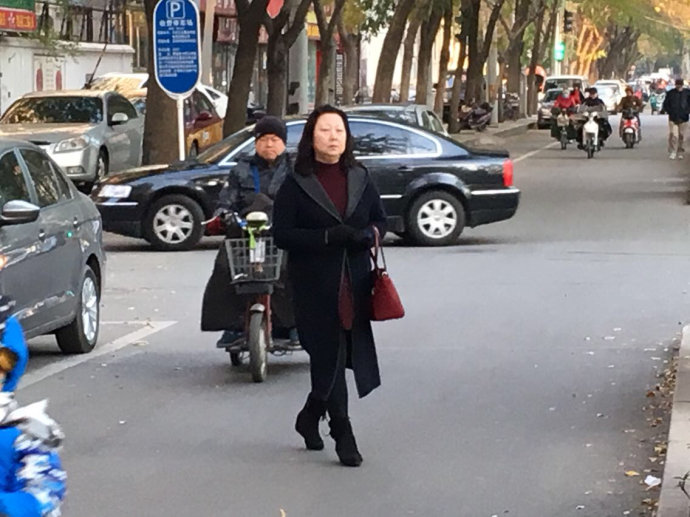 实拍:京城气温骤降,行人冻成狗(图) 实拍:京城气温骤降,行人冻成狗(图)