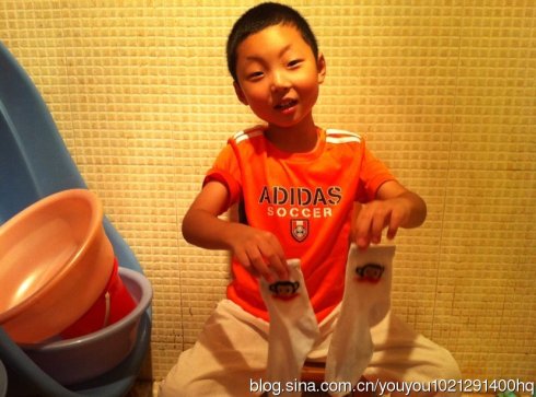 爱上洗袜子的小男孩