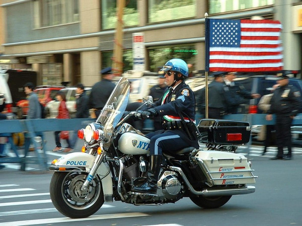 酷酷的nypd,纽约警察局的交警执勤时骑着摩托车
