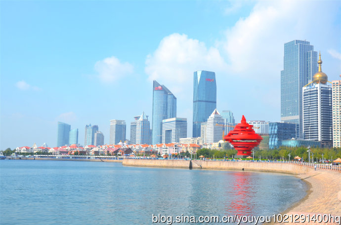 青岛的标志性建筑:五四广场.(有非青岛的朋友说,这个像蚊香,哈哈.)