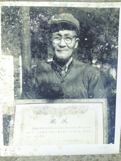 坚持40年保护珍贵史料的闵权老人。
